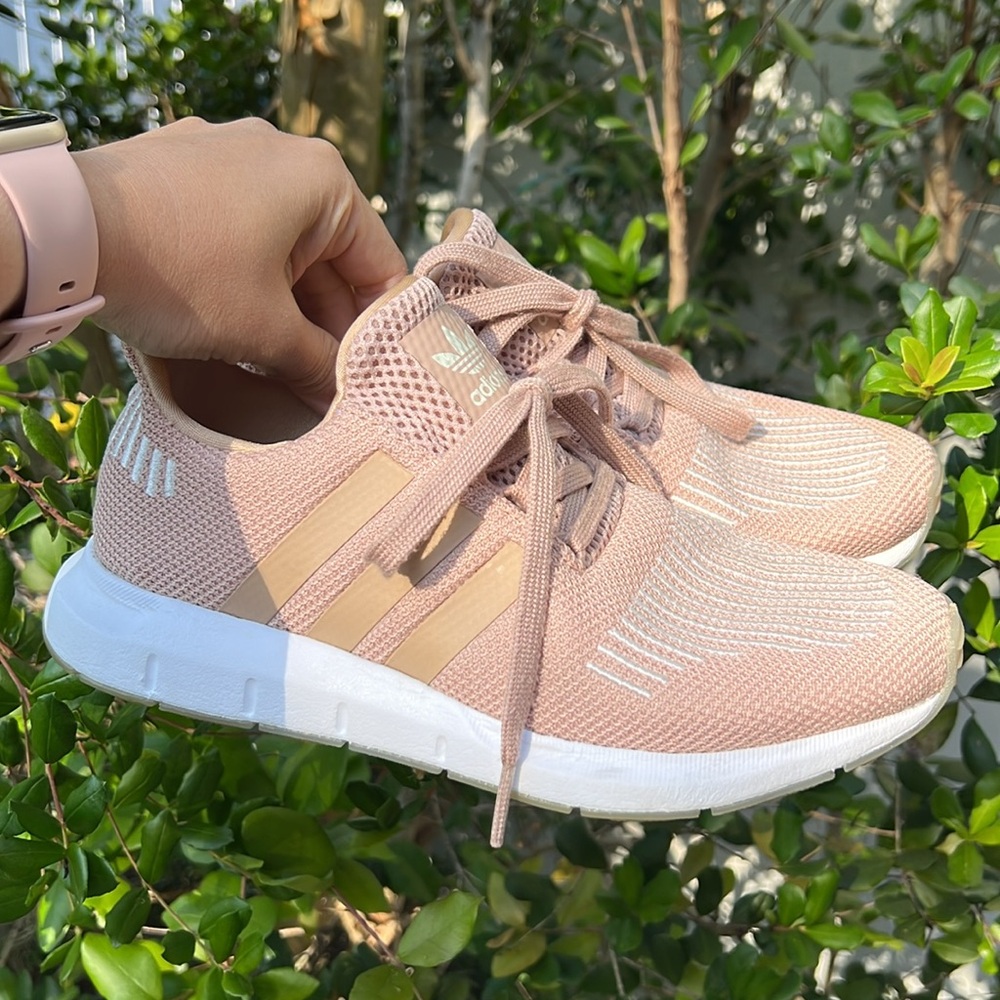 Adidas Swift Run 🤍 Sneakers